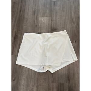 Torrid Refined Crepe Pull on Asymmetrical Skort in Cloud Dancer Women's Sz 4